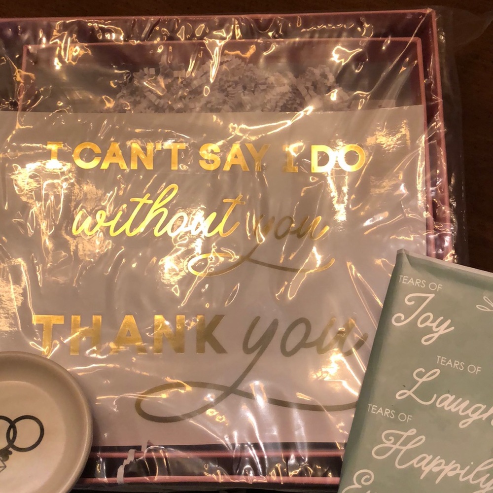 Prefilled gift boxes 5 wedding tissues and wedding ring dish